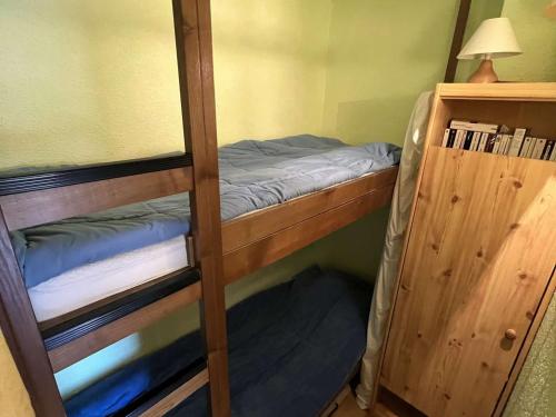 quelques lits superposés dans une chambre dans l'établissement Studio cosy avec cabine, piscine, parking, lave-linge, proche plage et commerces. - FR-1-702-9, au Cap d'Agde