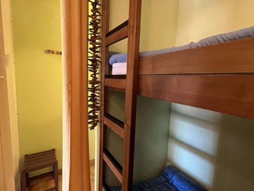 Studio cosy avec cabine, piscine, parking, lave-linge, proche plage et commerces.