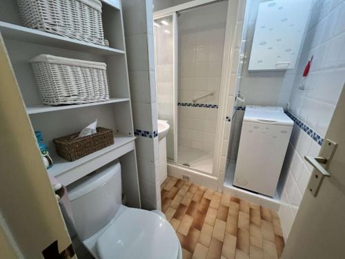 une petite salle de bain avec toilettes et douche dans l'établissement Studio cosy avec cabine, piscine, parking, lave-linge, proche plage et commerces. - FR-1-702-9, au Cap d'Agde