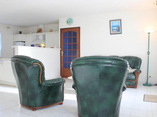 Photo de la galerie de l'établissement Maison de Vacances 4 pièces avec Jardin Clos, Proche Port et Plage - 6 Couchages à Saint-Pierre-d'Oléron - FR-1-246A-171, à Saint-Pierre-dʼOléron