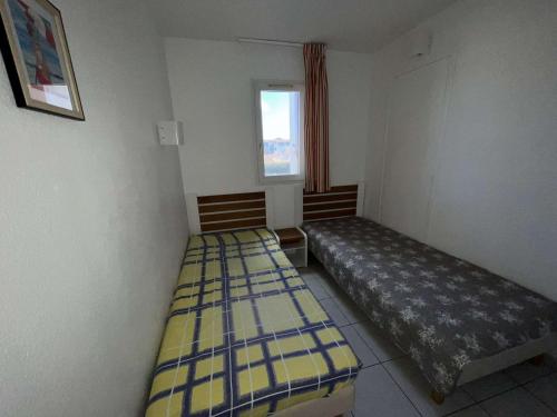 Posteľ alebo postele v izbe v ubytovaní Appartement 2 pièces avec piscine et parking, à 300m de la plage, animaux acceptés - Agde RICHELIEU - FR-1-702-32