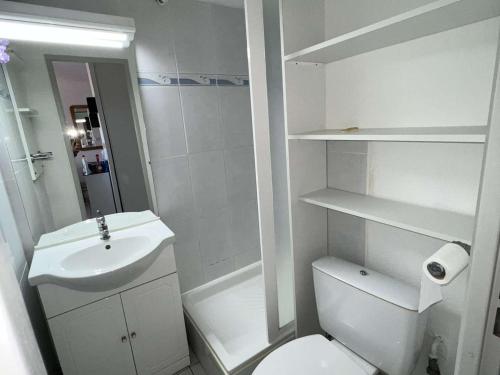 Kúpeľňa v ubytovaní Appartement 2 pièces avec piscine et parking, à 300m de la plage, animaux acceptés - Agde RICHELIEU - FR-1-702-32