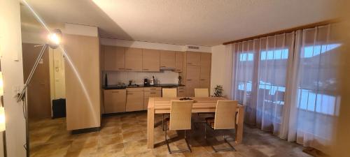 a kitchen and dining room with a table and chairs at Komfortabel, Perfekte Lage, neue Wohnung, gratis P in Lauterbrunnen