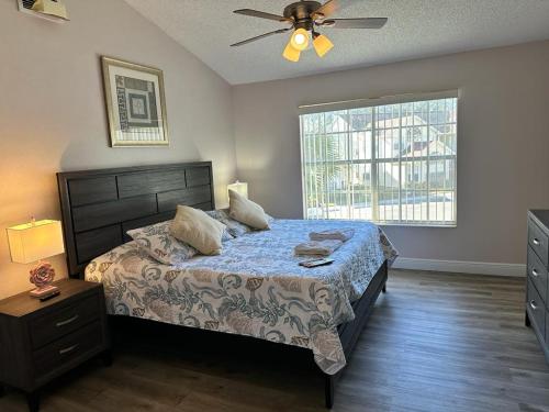 Postel nebo postele na pokoji v ubytování Grand Family Premium 3BR Condo near Disney Parks