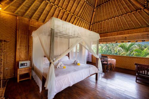 1 dormitorio con 1 cama con mosquitera en Villa Manuk, en Singaraja