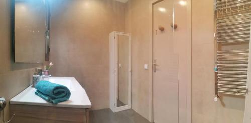 a bathroom with a white sink and a shower at Valencia habitaciones in Barcelona