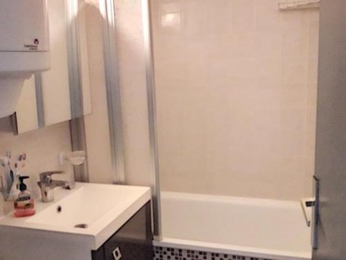 une salle de bain avec une douche, un lavabo et une baignoire dans l'établissement T2 cabine proche plages et commerces avec garage à Bormes-les-Mimosas - FR-1-610-60, à Bormes-les-Mimosas