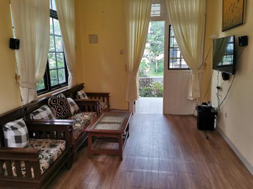 CikundulにあるVilla kota bunga 3 kamar bersih dan terawatのソファ2つとテレビのあるリビングルーム