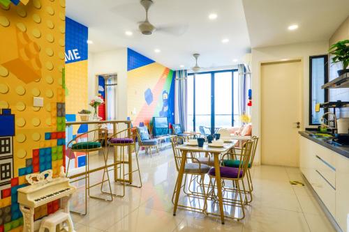 eine Küche und ein Esszimmer mit Tischen und Stühlen in der Unterkunft D'Pristine Theme Suite by Nest Home at LEGOLAND in Nusajaya