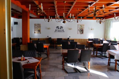 a dining room filled with tables and chairs at Schwarzes Ross Hotel & Restaurant Oberwiesenthal in Kurort Oberwiesenthal