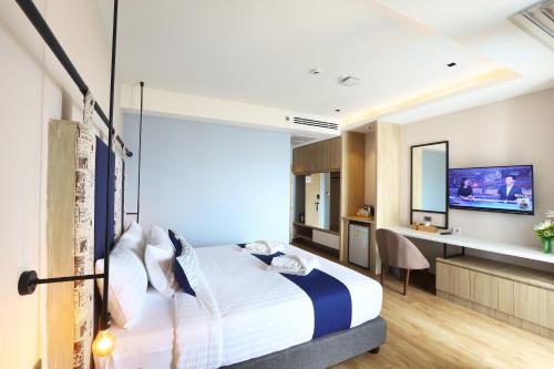 Postel nebo postele na pokoji v ubytování W3 Hotel