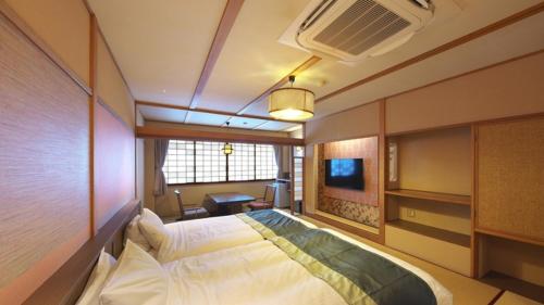 a bedroom with a large bed in a room at Kagiya in Minamiizu