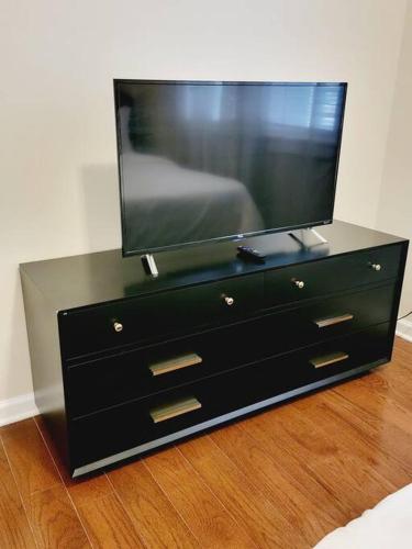 Μια τηλεόραση ή/και κέντρο ψυχαγωγίας στο Modern 4 Bed Rooms Jersey City, NJ Easy Access to Manhattan