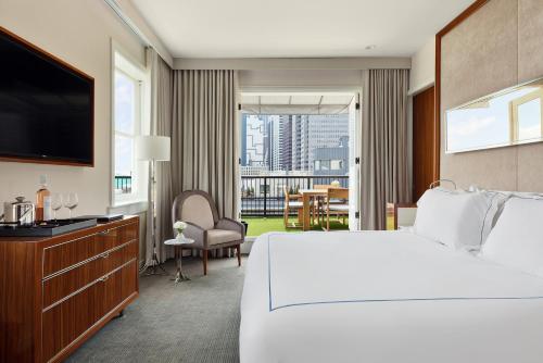 une chambre d'hôtel avec un lit et une télévision dans l'établissement 33 Seaport Hotel New York, à New York