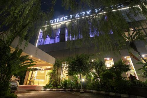 PRIME PARK Hotel Bandung في باندونغ: مبنى عليه علامة في الليل