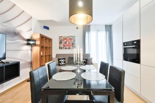 una sala da pranzo con tavolo e sedie neri di Modern Apartment Casa Mia Easy to Venice a Treviso