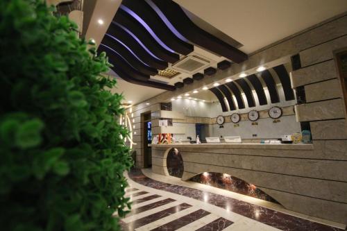 un restaurante con aivatedivatedasteryasteryasteryasteryasteryasteryasteryasteryasteryasteryasteryasteryasteryasteryastery en Royal Eagle Hotel en Nayaf