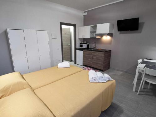 a living room with two beds and a kitchen at Casa Belfiore Vicenza Via Medici 17 in Vicenza