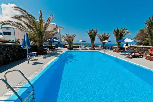 Der Swimmingpool an oder in der Nähe von Artemis Village
