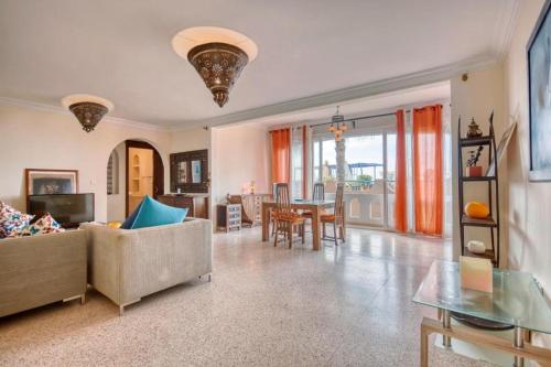 DreamCatcher Homes في ميرلفت: غرفة معيشة مع أريكة وطاولة