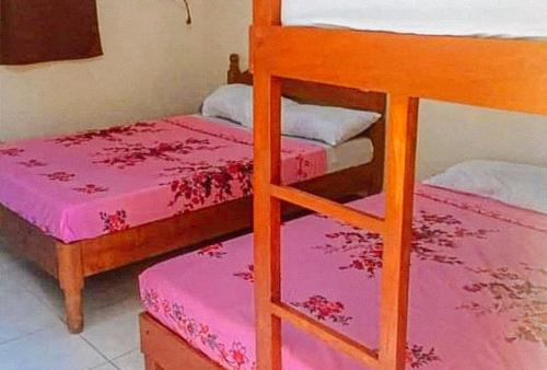1 dormitorio con 2 literas con sábanas rosas en RedDoorz @ Alcala Garden Resort, 