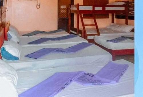 un grupo de camas alineadas en una habitación en RedDoorz @ Alcala Garden Resort, 