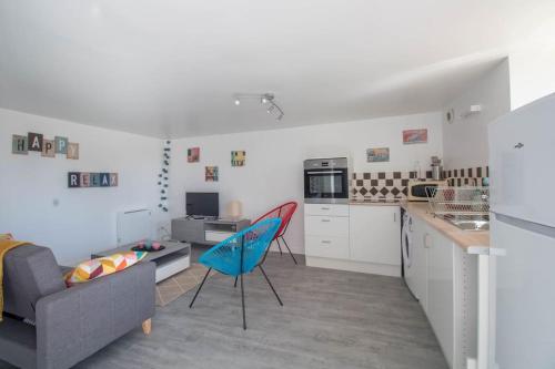 une cuisine avec un canapé et une chaise bleue dans l'établissement Duplex 4/5 personnes sur cour, à Plouër-sur-Rance
