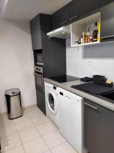Il comprend une cuisine équipée d'un lave-linge et d'une cuisinière. dans l'établissement Chez Daniel, linge et ménage inclus, à Agde