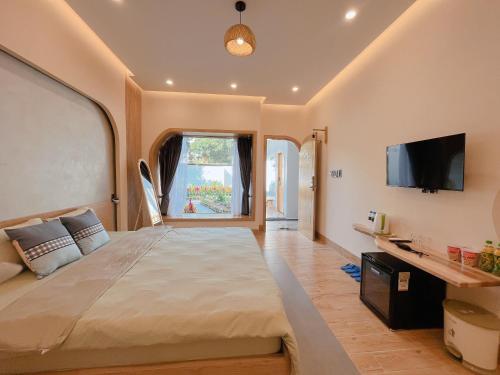 ein großes Schlafzimmer mit einem großen Bett und einem TV in der Unterkunft Sea House Hotels and Apartments in Vũng Tàu