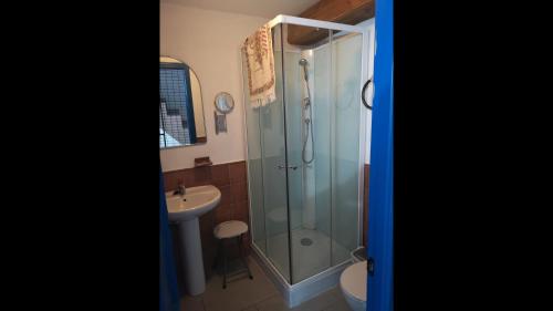 La salle de bains est pourvue d'une douche, d'un lavabo et de toilettes. dans l'établissement Mirador del Castillo Rural House, à Castillo