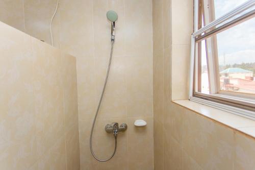  Kigaliview Hotel and Apartments -  Chambre  photo :   Minibar    Shower    TV                           