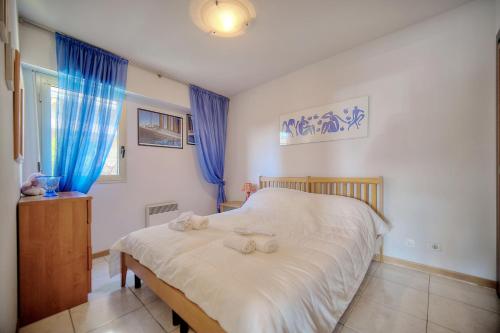 une chambre avec un lit avec deux serviettes dessus dans l'établissement Very pleasant 2 room apartment with garage close to the beaches, à Cannes