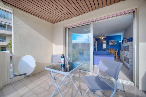 une salle à manger avec une table et deux chaises dans l'établissement Very pleasant 2 room apartment with garage close to the beaches, à Cannes