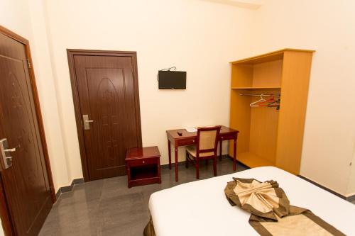  Kigaliview Hotel and Apartments -  Chambre  photo :   Minibar    Shower    TV                           