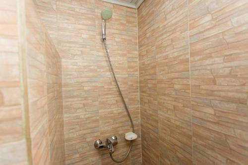 ein Bad mit einer Dusche mit einem Duschkopf in der Unterkunft Kigaliview Hotel and Apartments in Kigali