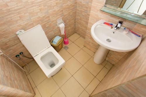  Kigaliview Hotel and Apartments -  Chambre  photo :   Minibar    Shower    TV                           