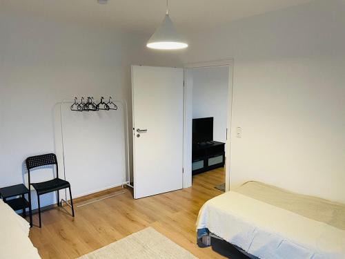 um quarto com uma cama, uma secretária e uma cadeira em Wohnung in Herscheid em Herscheid