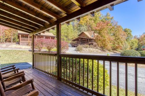 Un balcón o terraza en ER301 - Eagle's Hideaway - Great Location! Close To All The Action! cabin