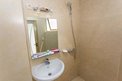  Kigaliview Hotel and Apartments -  Chambre  photo :   Minibar    Shower    TV                           