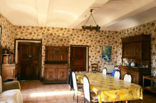 Posezení v ubytování Spacieuse maison familiale à Beaulieu - 250 m² avec vue montagne