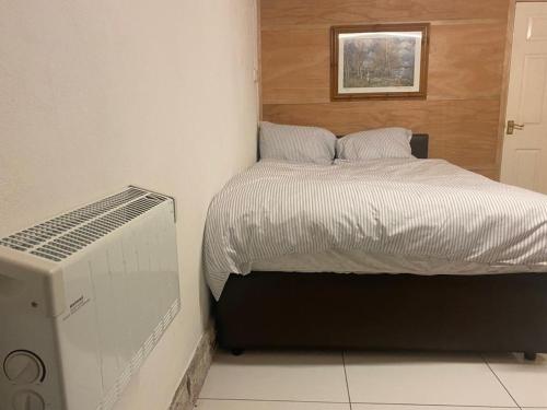 ein Schlafzimmer mit einem Bett und einem TV in der Unterkunft Parkview in Hoo