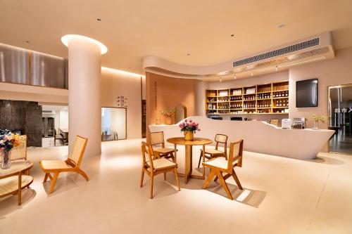 un soggiorno con tavolo e sedie di Cheng Jin Hotel a Mount Huangshan