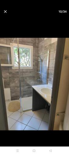 une salle de bain avec une douche, une baignoire et un lavabo dans l'établissement maison dans un écrin de chênes provençale, à Saint-Maurice-sur-Eygues