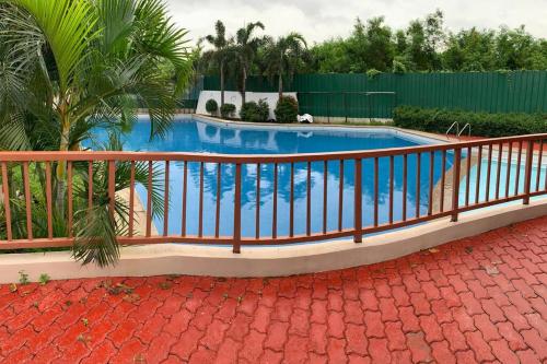 uma piscina com uma cerca à volta em Sweet Home with WiFi and Netflix em Manila