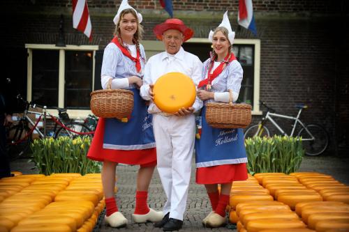 a man and two women standing next to a man with baskets at Kings Inn City Hotel Alkmaar in Alkmaar