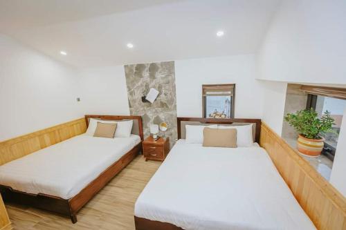- une chambre avec 2 lits et une fenêtre dans l'établissement Thung Lũng Kim Khuê Villas, à Đà Lạt