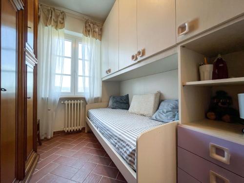 een kleine slaapkamer met een stapelbed in een kamer bij Appartamento Laura in Portoferraio