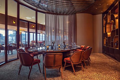 a dining room with a table and chairs at Hyatt Regency Dusseldorf in Düsseldorf