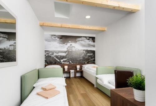 Pokój z dwoma łóżkami i stołem w obiekcie Penzion MSPORT w Trenczynie