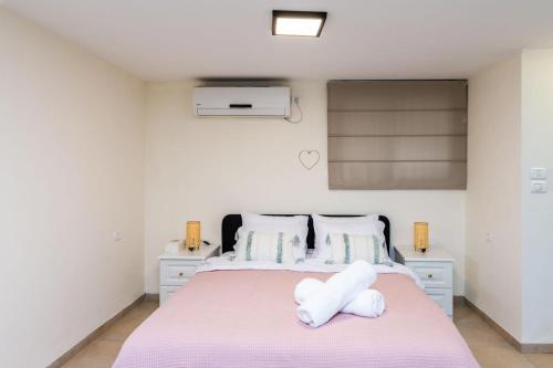 a bedroom with a bed with a white stuffed animal on it at Cosy & Calm Central Getaway Modern Guest Suite by Midrachov 1 Queen Bed in Zikhron Ya‘aqov
